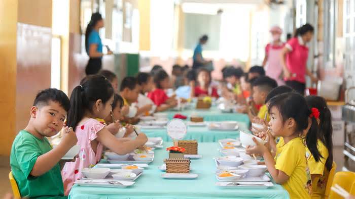 Bạo hành trẻ trong giờ ăn: Giáo viên bị áp lực vì phụ huynh muốn con ăn giỏi, tăng cân?