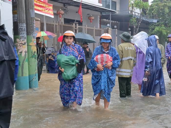 Ngớt mưa nhưng nhiều nơi ở Đà Nẵng vẫn ngập sâu, dân chưa ổn định cuộc sống