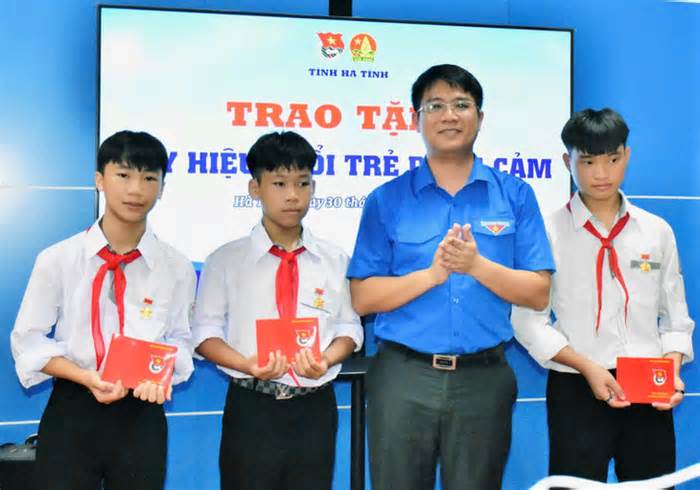 Trao huy hiệu Tuổi trẻ dũng cảm cho 3 học sinh cứu 2 em nhỏ đuối nước