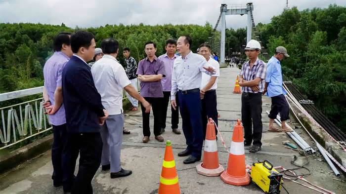 Tìm nạn nhân vụ xe chở rác lao từ cầu Bình Thành xuống sông