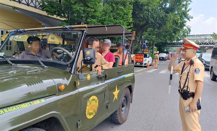 CSGT Hà Nội tuyên truyền, xử lý nhiều tài xế xe 'u-oát' chở khách vi phạm