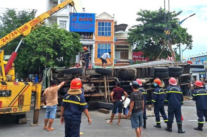 Tin tai nạn giao thông mới nhất ngày 21/10: Xe lật nghiêng đè 3 người tử vong