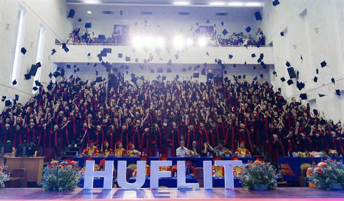 Sinh viên HUFLIT phản ứng vì cho rằng trường phân biệt đối xử trong lễ tốt nghiệp