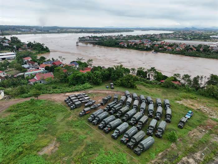 Quân đội đã sẵn sàng thiết bị lắp cầu phao thay thế cầu Phong Châu bị sập