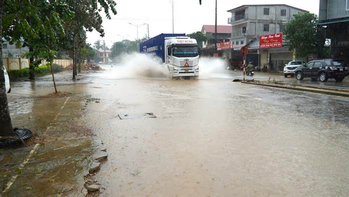 Mưa lớn, gần 5.000 học sinh Hà Tĩnh nghỉ học