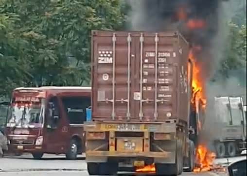 Đầu kéo xe container bất ngờ cháy rụi, thiệt hại hàng trăm triệu đồng