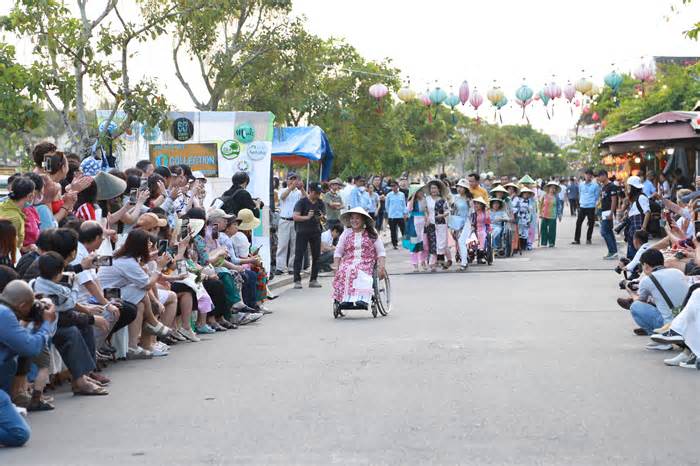 Áo dài bằng vải vụn do người mẫu khuyết tật trình diễn hưởng ứng Giờ Trái đất 2023 ở Hội An