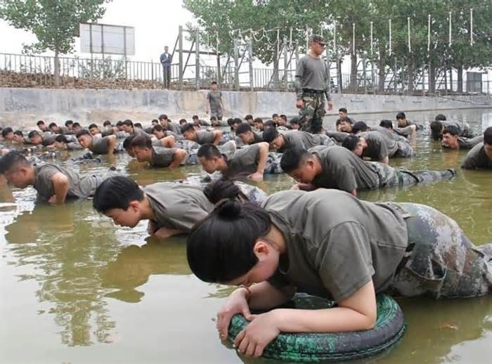 Khóa huấn luyện kiểu quân đội của công ty Trung Quốc gây xôn xao