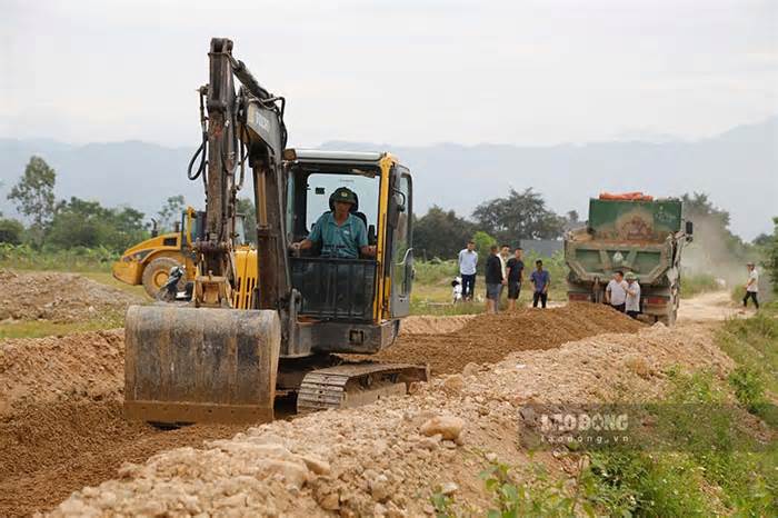 Làm đường vào xã nông thôn mới sau phản ánh của Lao Động