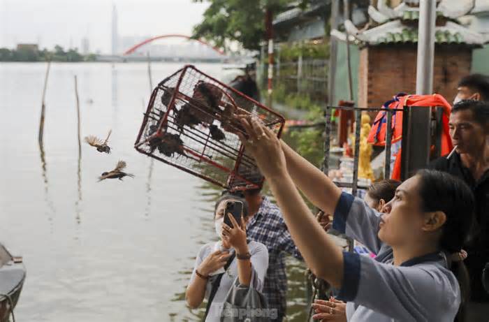 Người dân TPHCM dầm mưa thả hoa đăng, cầu bình an trong ngày rằm tháng Bảy