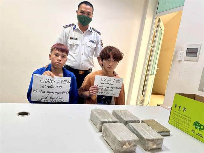 Bắt 2 thanh niên quê Điện Biên mang 9 bánh heroin