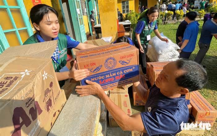 'Những người quàng khăn rằn' từ TP.HCM dựng nhà, khám bệnh cho bà con vùng lũ phía Bắc