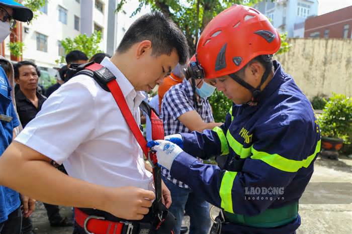 Người dân Đà Nẵng thực hành kỹ năng đu dây, thoát nạn bằng xe thang