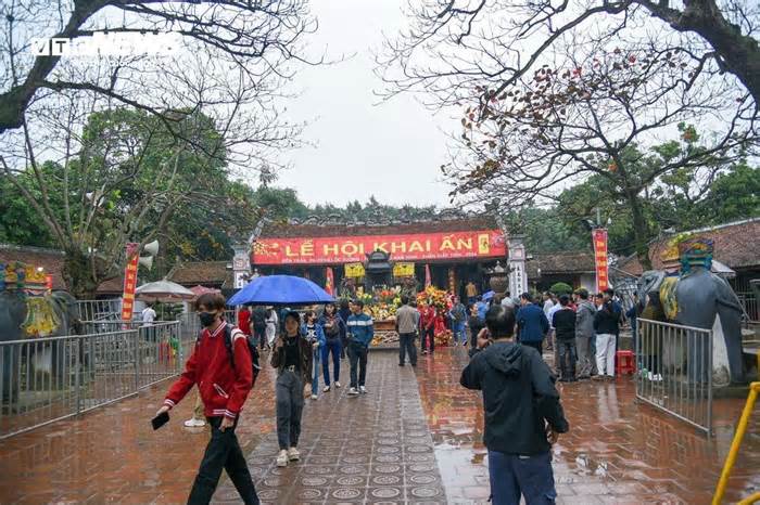 Nam Định: Trước giờ khai ấn, dân đội mưa về đền Trần dâng hương sớm
