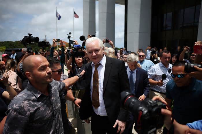 Nhà sáng lập WikiLeaks được trả tự do, đi máy bay riêng về Úc