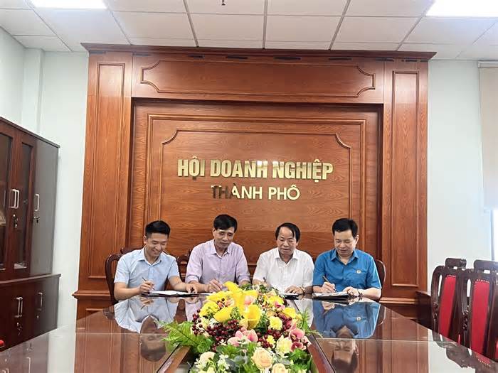 Liên đoàn Lao động thành phố Bắc Giang ký chương trình phối hợp hoạt động