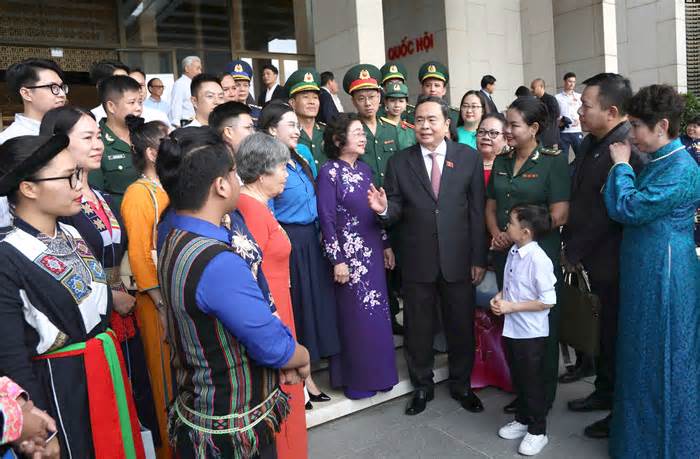 Chủ tịch Quốc hội Trần Thanh Mẫn gặp mặt tập thể, cá nhân nhận giải thưởng Vừ A Dính