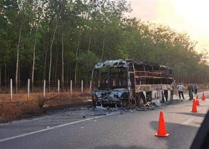 Xe khách giường nằm cháy rụi trên cao tốc Phan Thiết- Dầu Giây