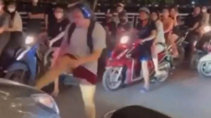 Hà Nội: Thực hư vụ cô gái chặn đầu xe ở Hồ Tây