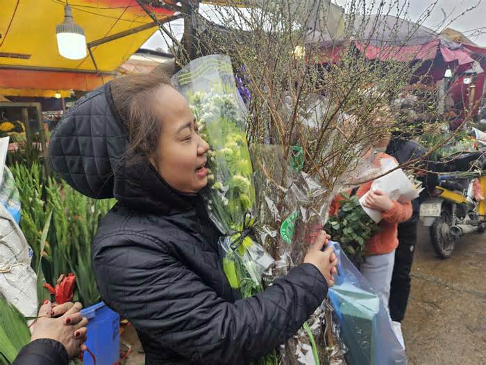 Giá hoa tại chợ Quảng Bá giảm sâu, nhiều người ôm cả bó về 'cắm ngập nhà'