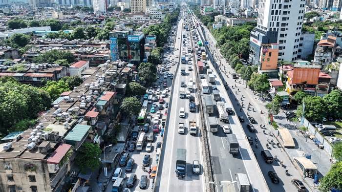 Người dân 'tay xách nách mang' rời Thủ đô nghỉ lễ, các ngả đường cửa ngõ Hà Nội ùn tắc