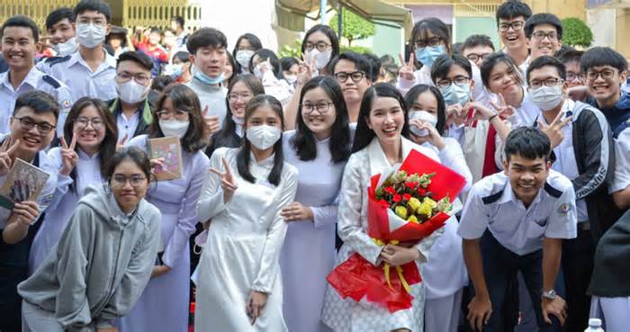 Thay quét rác, viết tường trình, học trò Trường Bùi Thị Xuân bị 'phạt' đọc sách