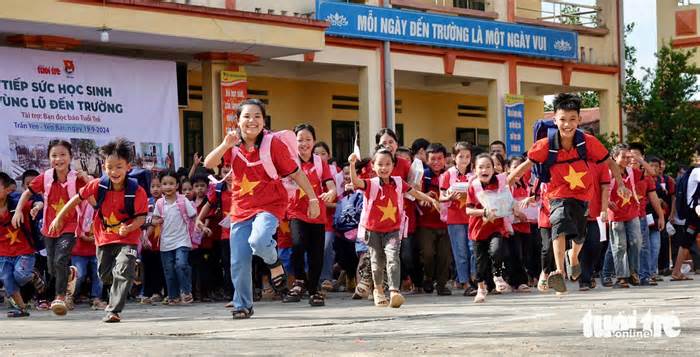 Ba lô mới, vở bút mới và nụ cười của học sinh vùng lũ Trấn Yên