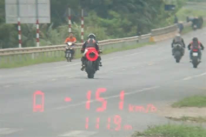 Xe máy chạy quá tốc độ 5-10km/h bị phạt bao nhiêu tiền?