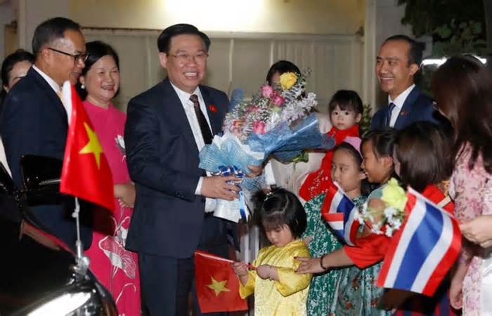 Chủ tịch Quốc hội Vương Đình Huệ thăm Đại sứ quán Việt Nam tại Thái Lan