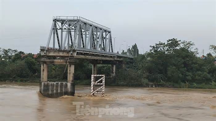 Nguyên nhân sập cầu Phong Châu