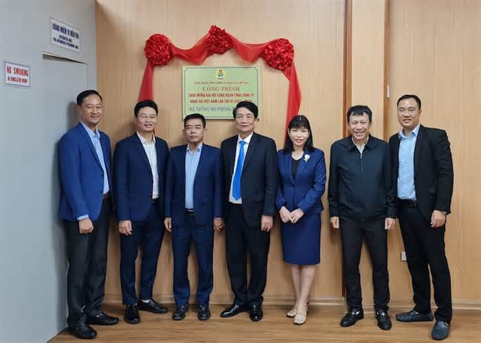 Gắn biển công trình chào mừng Đại hội XIII Công đoàn Việt Nam thành công