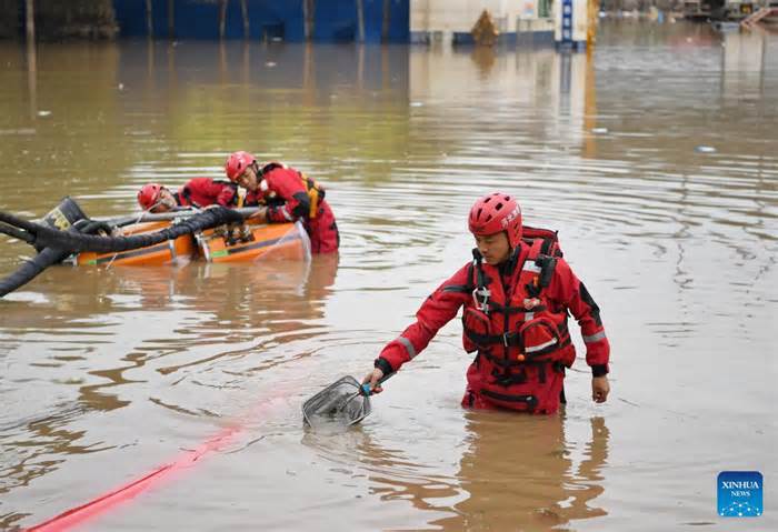 Trung Quốc vừa chiến đấu với lũ lụt vừa chuẩn bị hứng bão mới