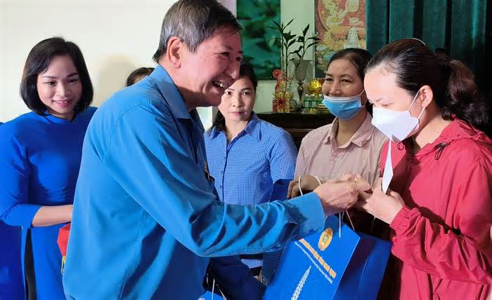 Trao quà cho công nhân Nam Định trong Lễ phát động Tháng Công nhân
