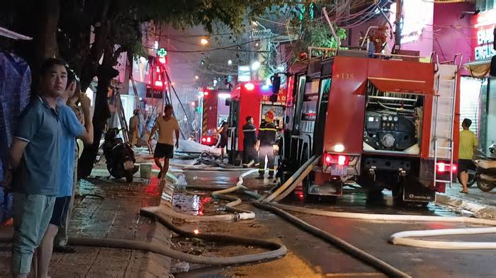 Hình ảnh người lính cứu hỏa nỗ lực chữa cháy ngôi nhà 6 tầng trên phố Định Công Hạ