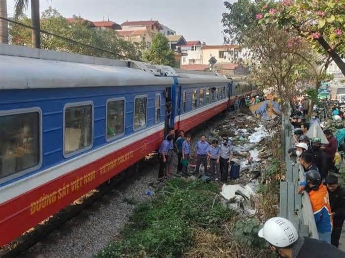 Hà Nội: Người đàn ông đi xe máy tử vong sau va chạm với tàu hỏa