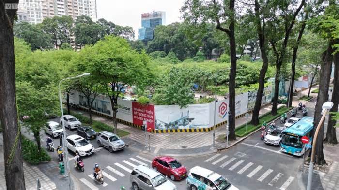 Dự án Nhà thi đấu Phan Đình Phùng nằm ở trung tâm TP.HCM bị cây cỏ phủ kín