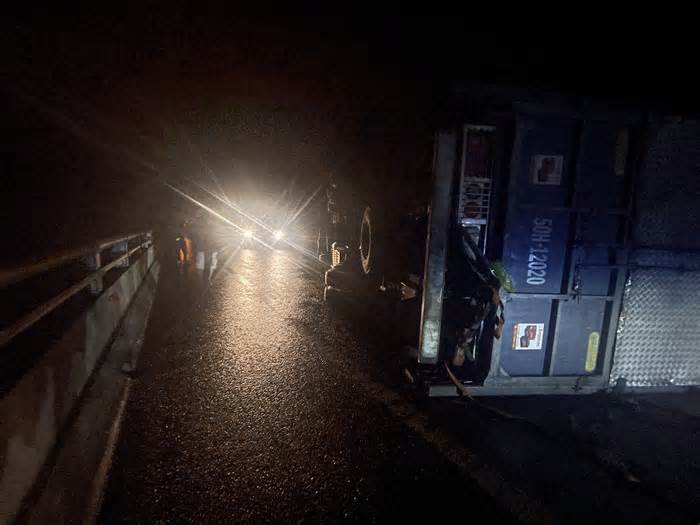 Xe tải đâm nhau trên tuyến La Sơn – Hòa Liên, một xe văng khỏi cầu