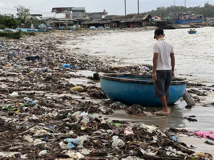 Biển Quảng Ngãi lại ngập rác sau mưa lớn