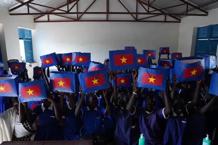 Bác sĩ mũ nồi xanh Việt Nam tặng quà học sinh ở Nam Sudan nhân ngày 30-4