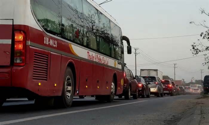 Quốc lộ 1 qua Quảng Bình kẹt cứng ‘nút thắt’ cầu Gianh vì xe ùn ùn đổ vào Nam