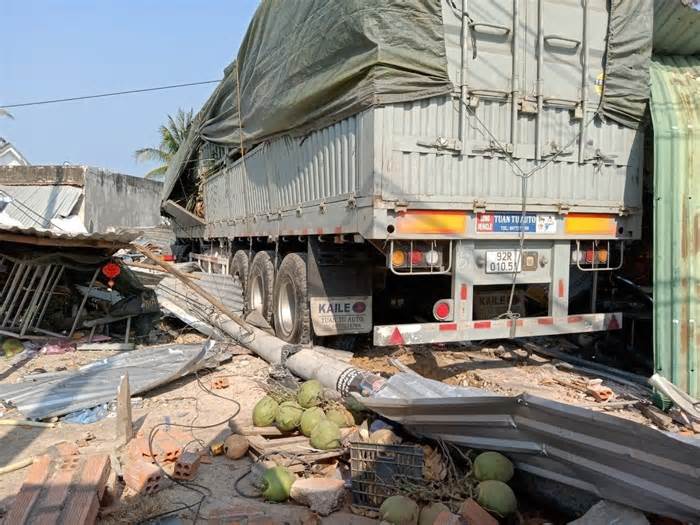 Xe tải mất lái lao vào quán nước, 7 người bị thương