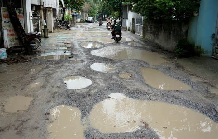 Người dân đem thảm ra trải đường để con đi học tại Thanh Hóa