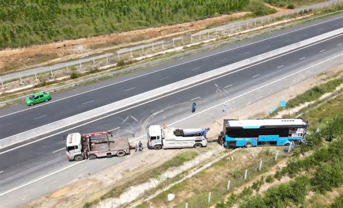 Xe khách tông đuôi xe tải trên cao tốc Phan Thiết - Dầu Giây, 5 nạn nhân nhập viện