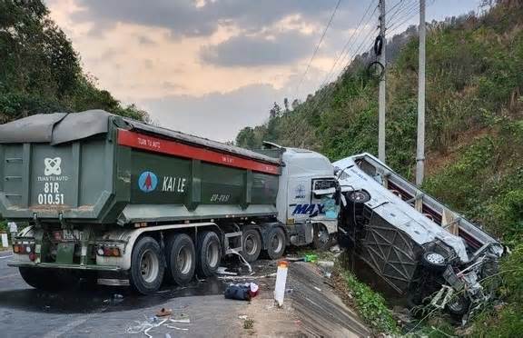 Vụ xe khách đối đầu xe tải ở Kon Tum: Tài xế xe khách lấn làn, thiếu quan sát