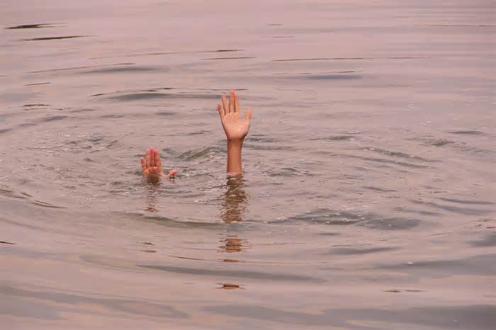 Hai cháu bé đi tắm hồ bị đuối nước tử vong ở Bình Phước