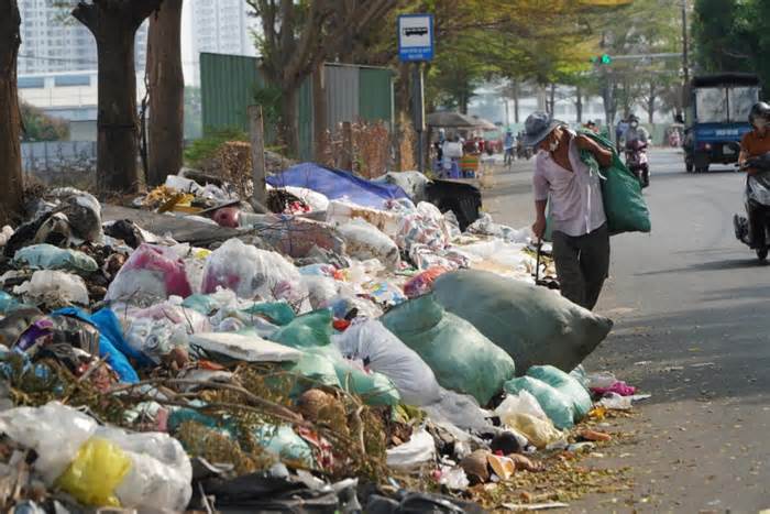 Rác thải chất đống, kéo dài cả trăm mét bên đường ở TPHCM