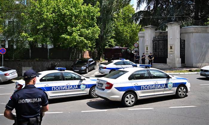 Tấn công bằng nỏ bên ngoài sứ quán Israel ở Serbia