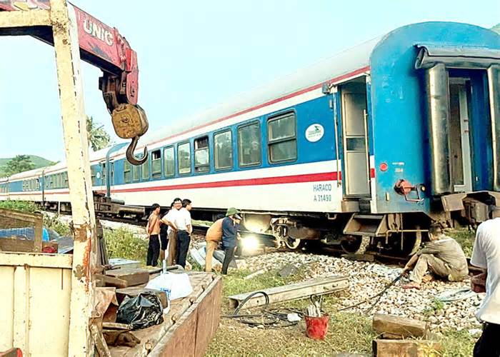 'Cung đường trật bánh' ở Thừa Thiên Huế: Do đường ray hay... toa xe?