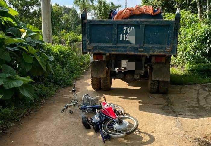 Lái xe đạp điện chở em đến trường, chị gái 11 tuổi tử vong thương tâm