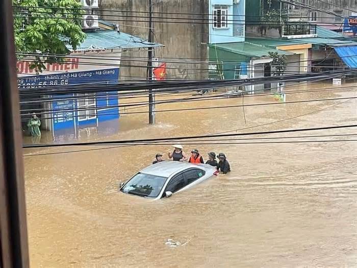 Hà Giang chìm trong biển nước, 2 bố con bị lũ cuốn trôi